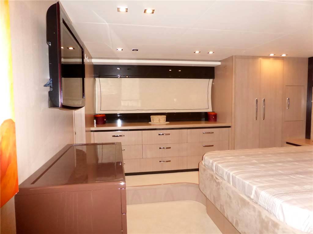 Uniesse 65 fly
