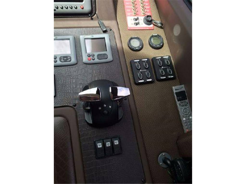 Azimut 64 fly