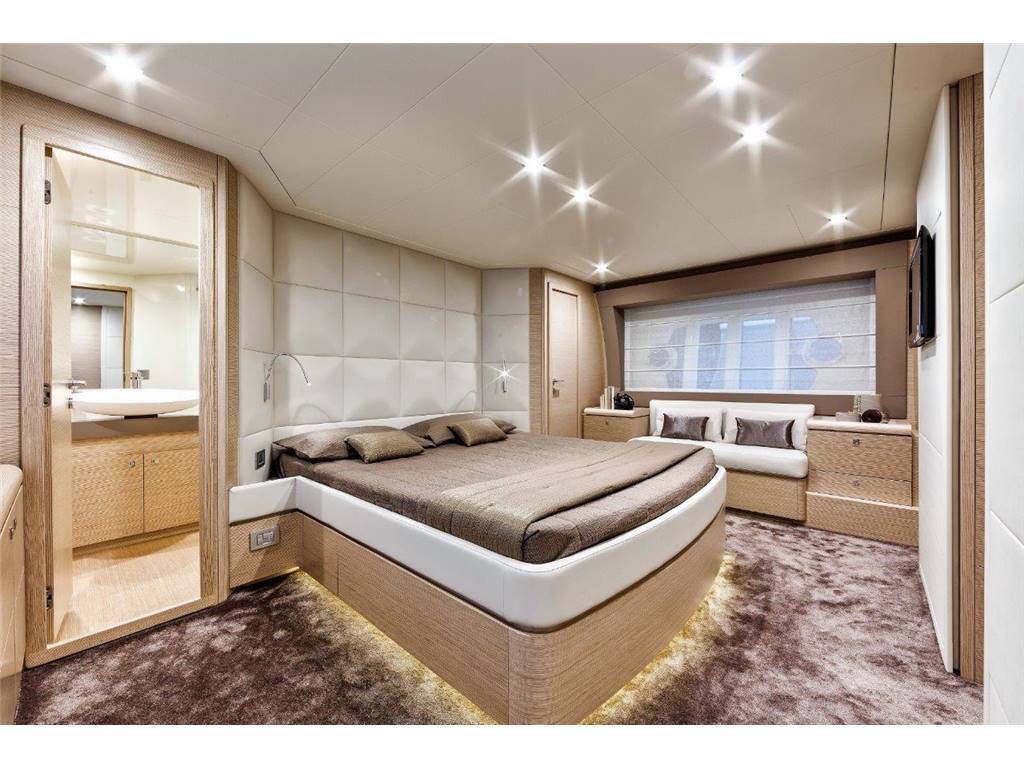 Ferretti 690