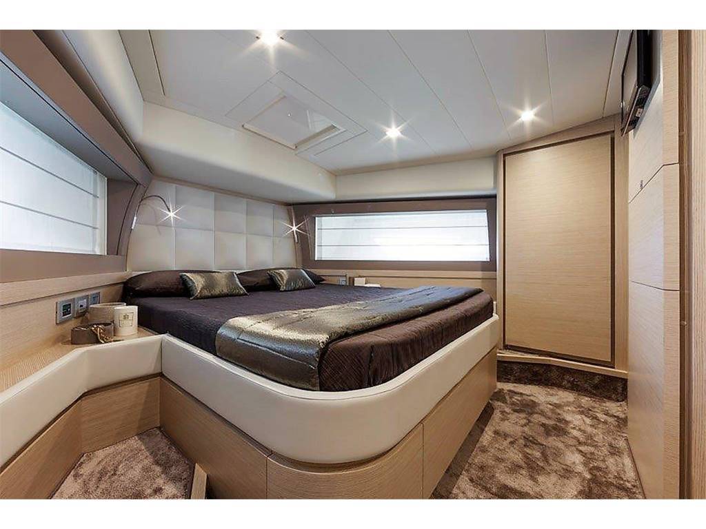 Ferretti 690
