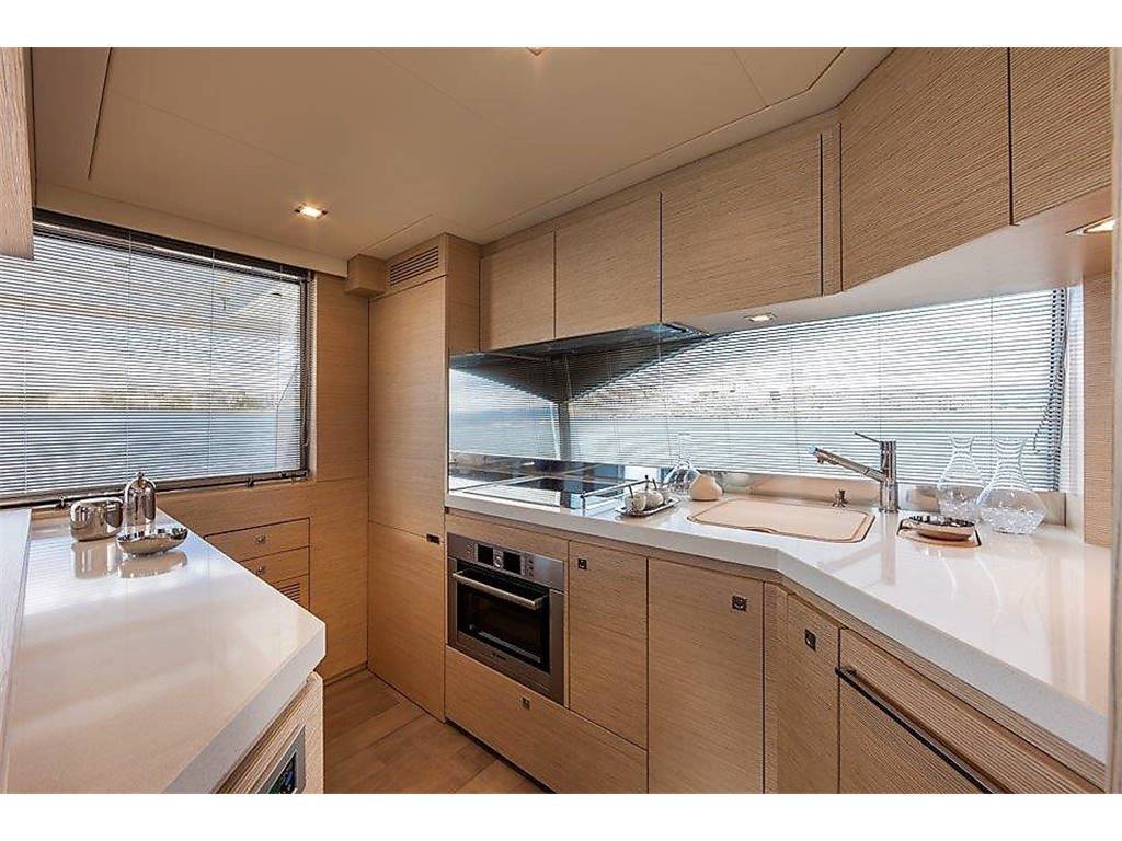 Ferretti 690