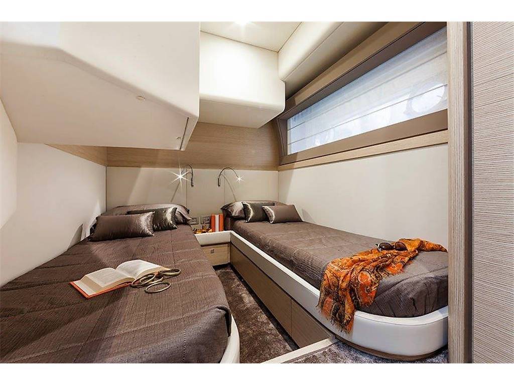 Ferretti 690