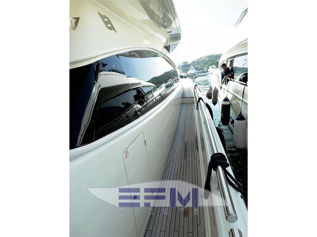 Ferretti 800
