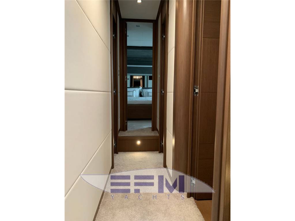 Ferretti 800