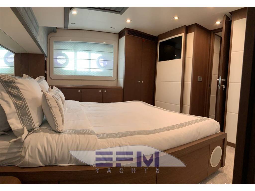 Ferretti 800