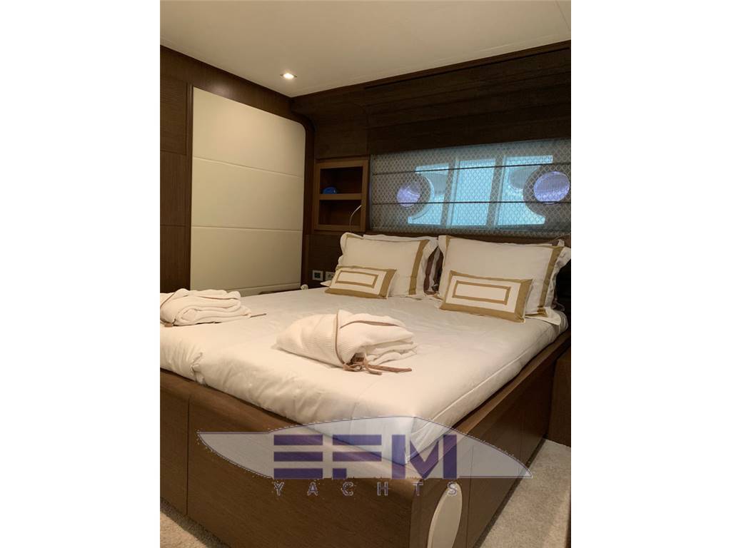 Ferretti 800