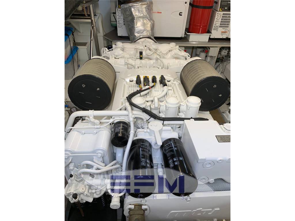 Ferretti 800