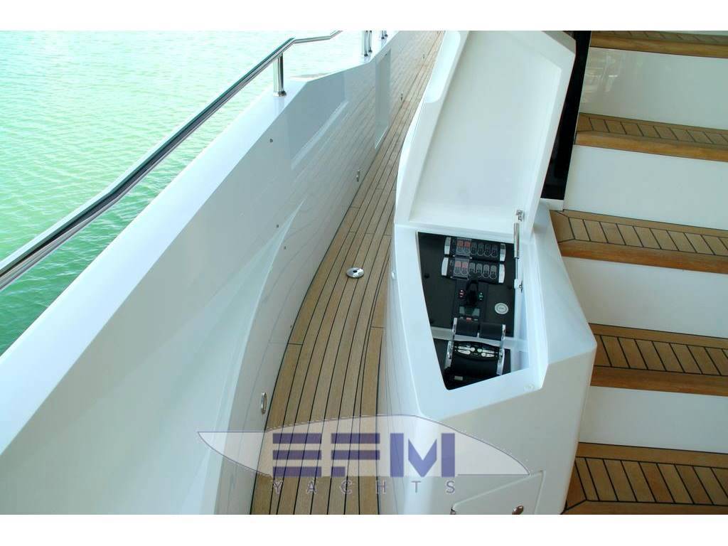 Sunseeker 86 yacht