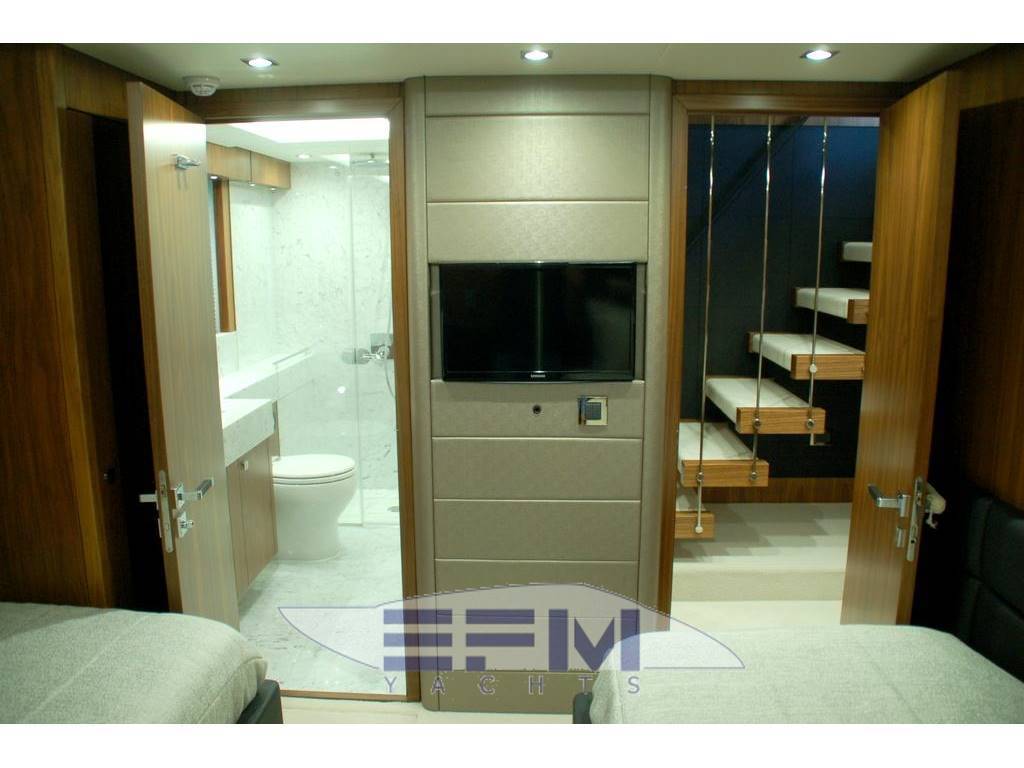 Sunseeker 86 yacht