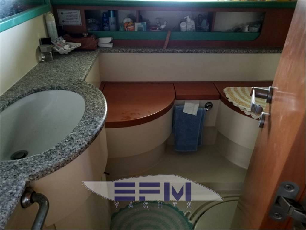 Ferretti Altura 58