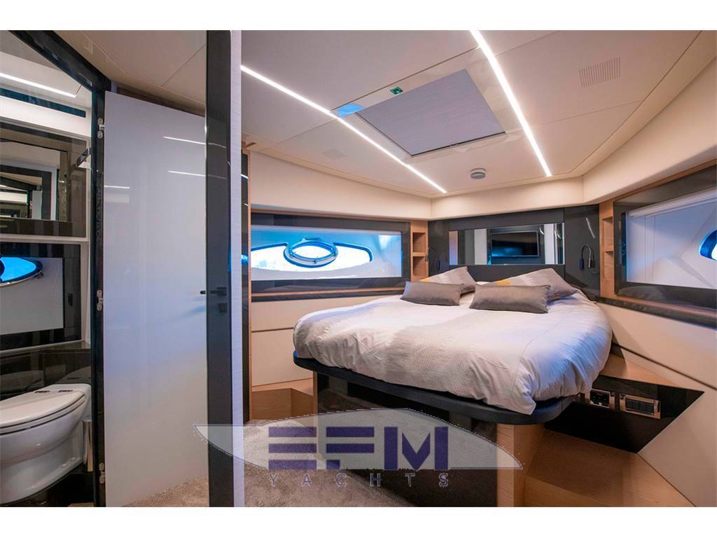 Pershing 70