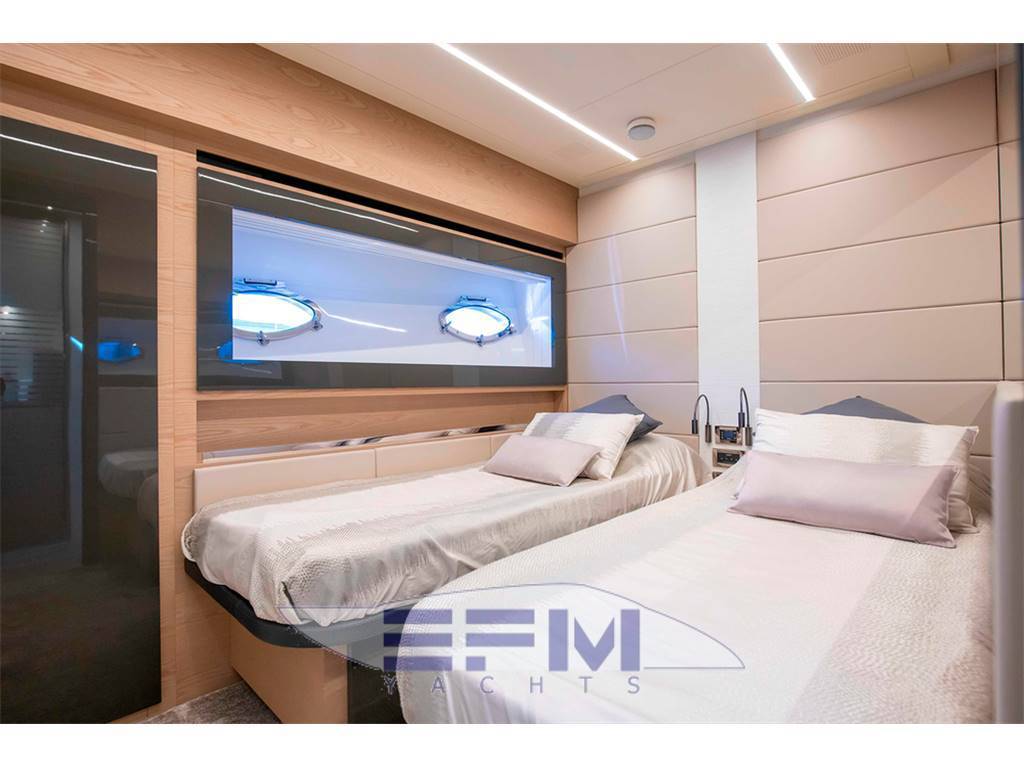 Pershing 70
