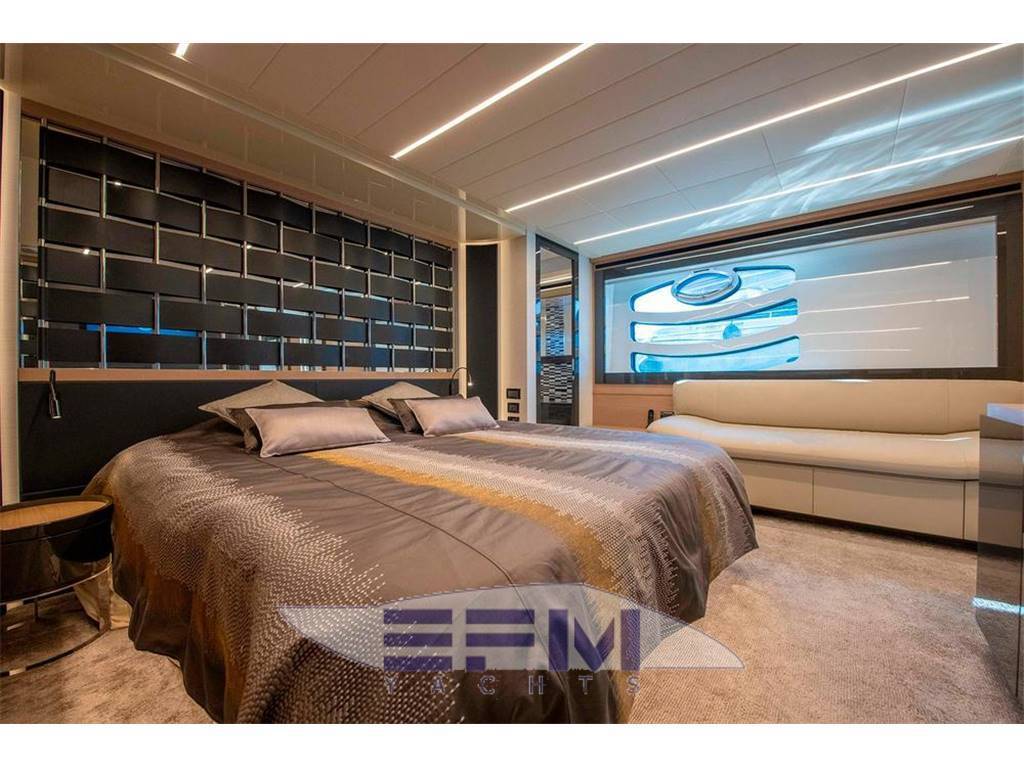 Pershing 70