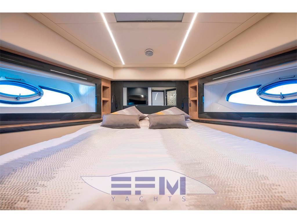 Pershing 70