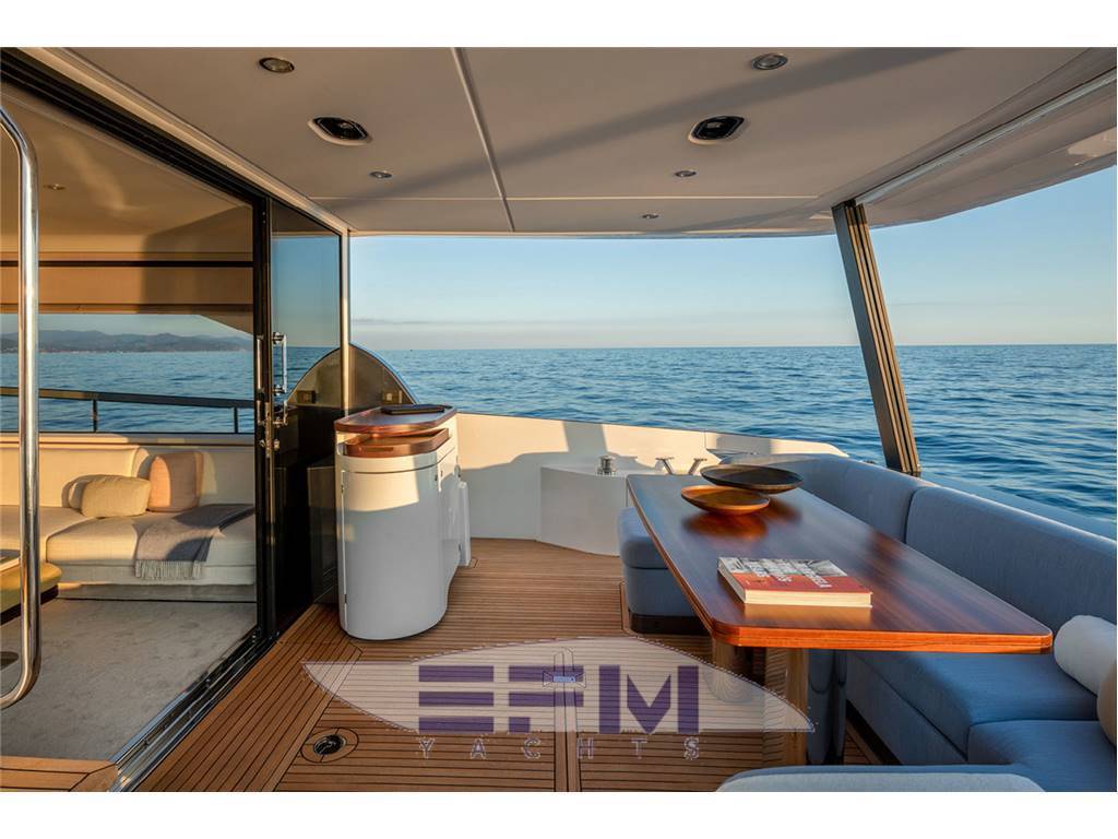 Azimut 68 fly
