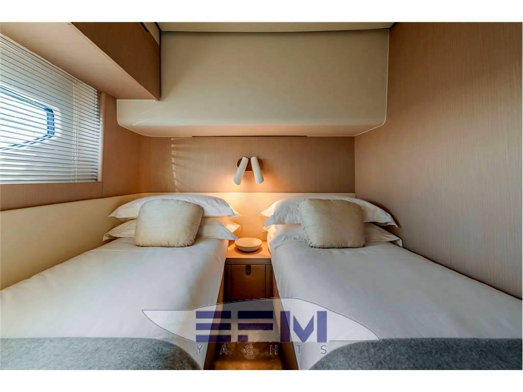 Azimut 68 fly