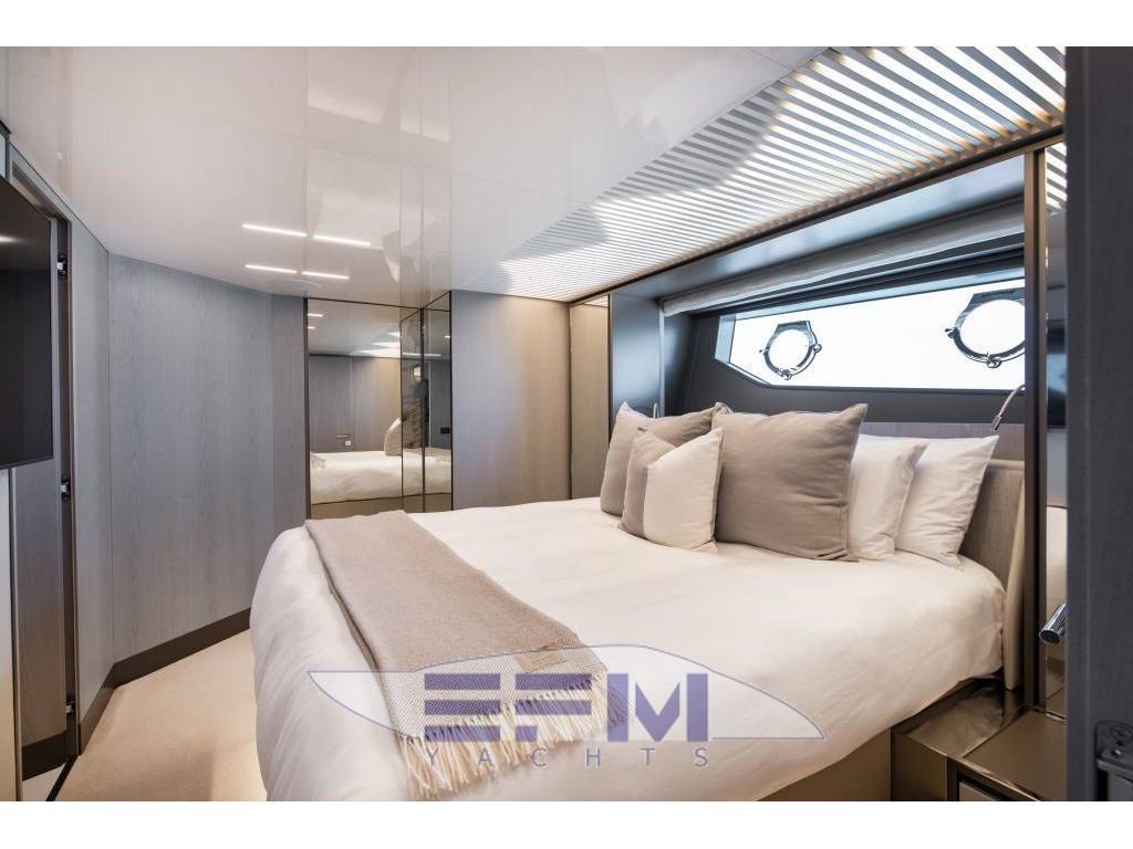 Ferretti 850