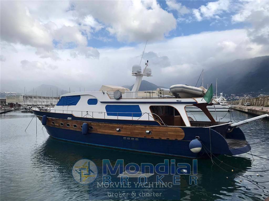 Cantiere nautico azzurro 21