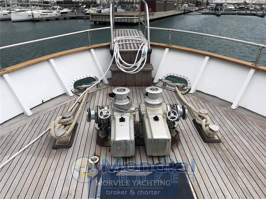Cantiere nautico azzurro 21
