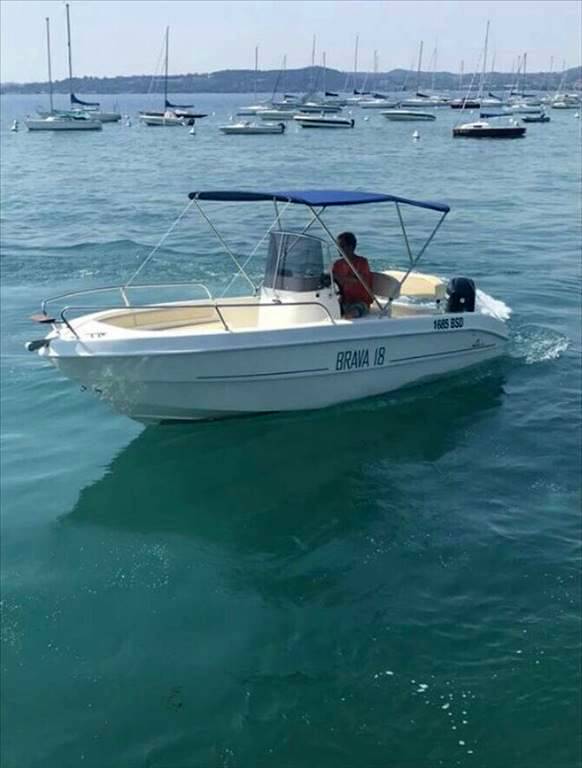 Noleggio rent mingolla Brava 18 senza patente sul lago di garda