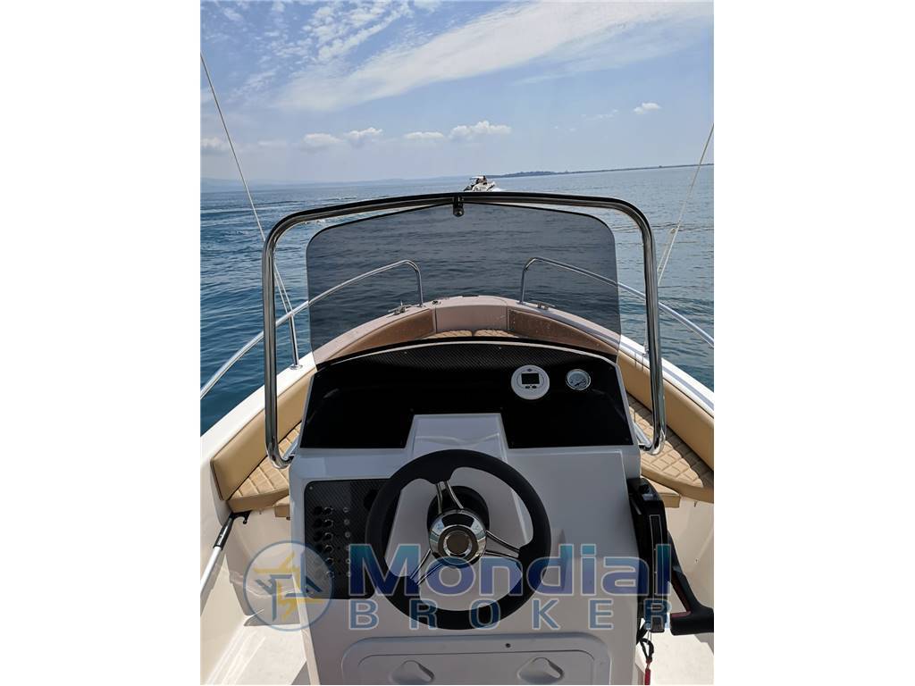 Noleggio rent charter Ranieri shark 19 - senza patente