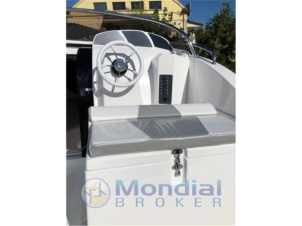 Noleggio rent charter Juno 590 - con patente