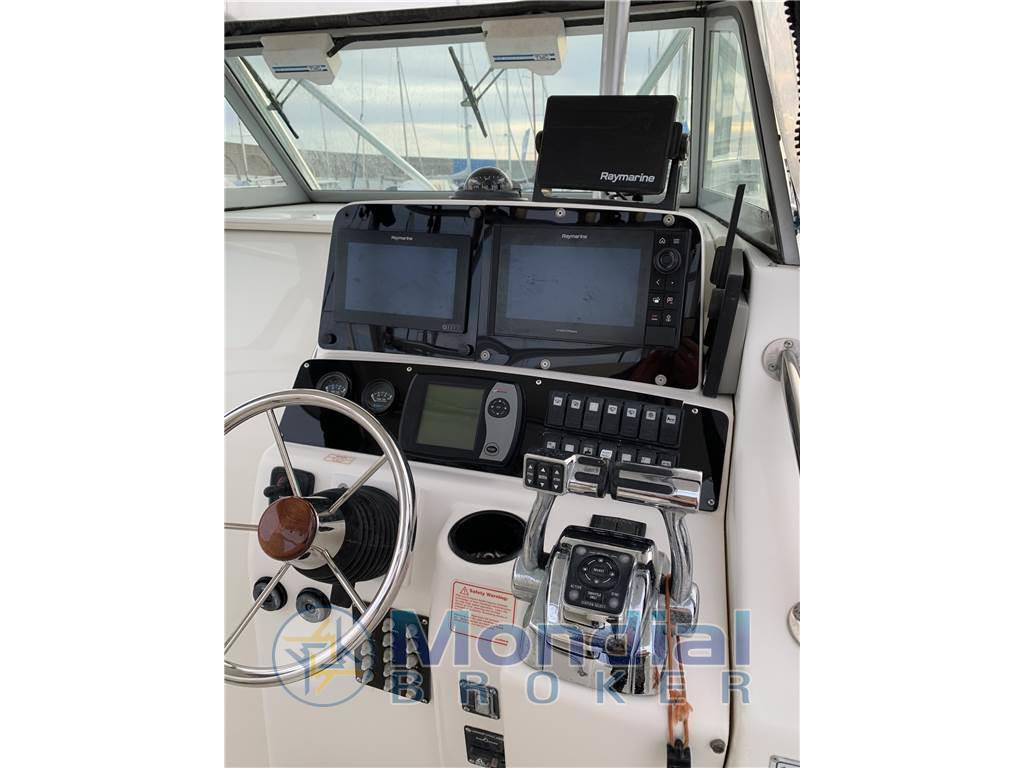 Boston whaler Outrage 28