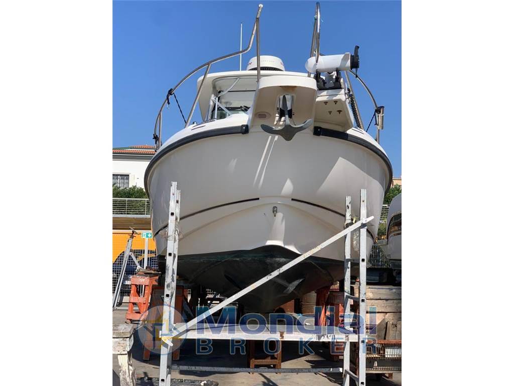 Boston whaler Outrage 28