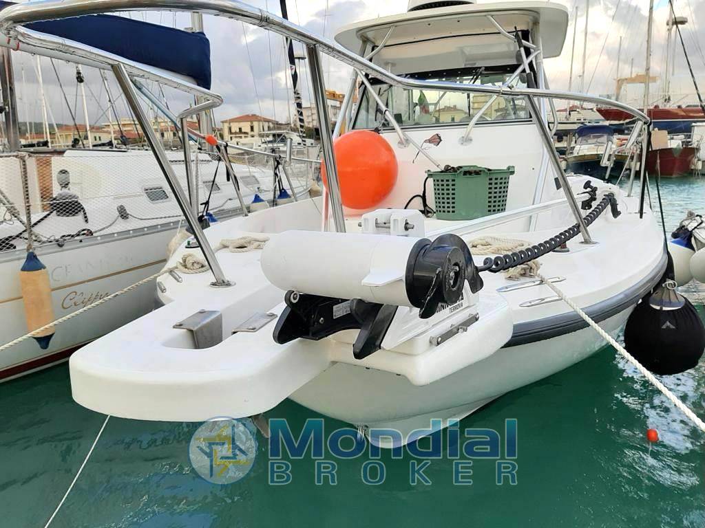 Boston whaler Outrage 28