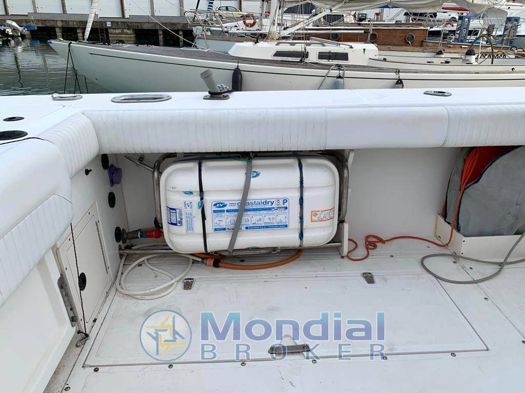 Boston whaler Outrage 28