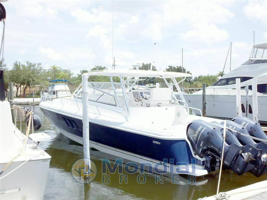 Intrepid 475 sport yacht