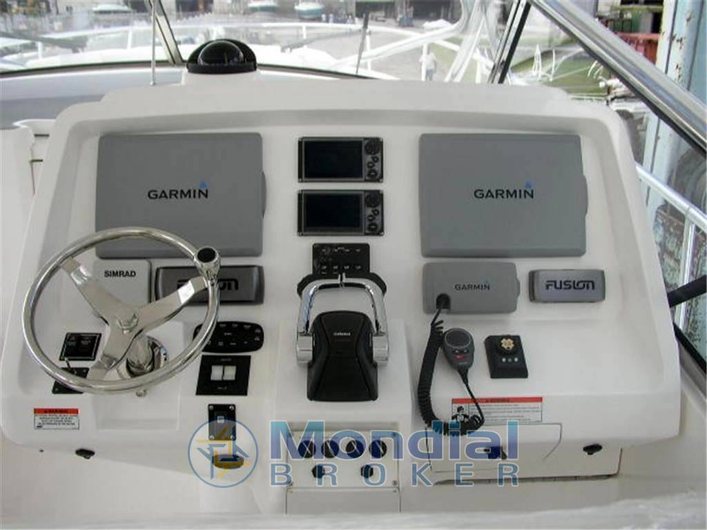 Intrepid 475 sport yacht
