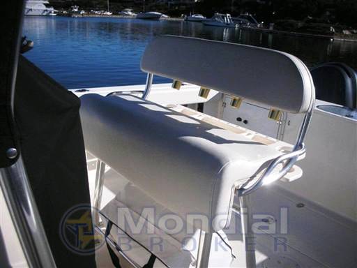 Pursuit 2670 center console