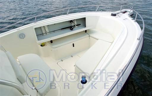 Pursuit 2670 center console