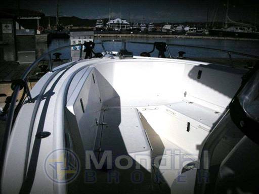 Pursuit 2670 center console