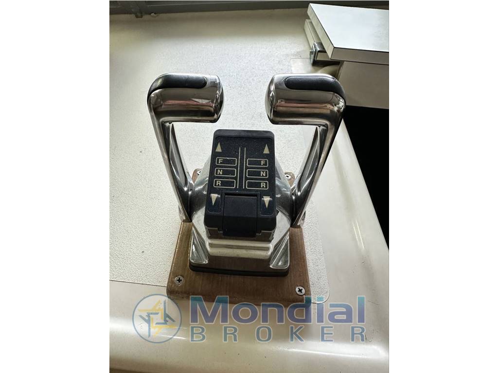 Bertram usa 31 flybridge cruiser