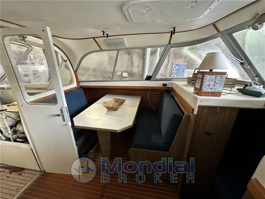 Bertram usa 31 flybridge cruiser
