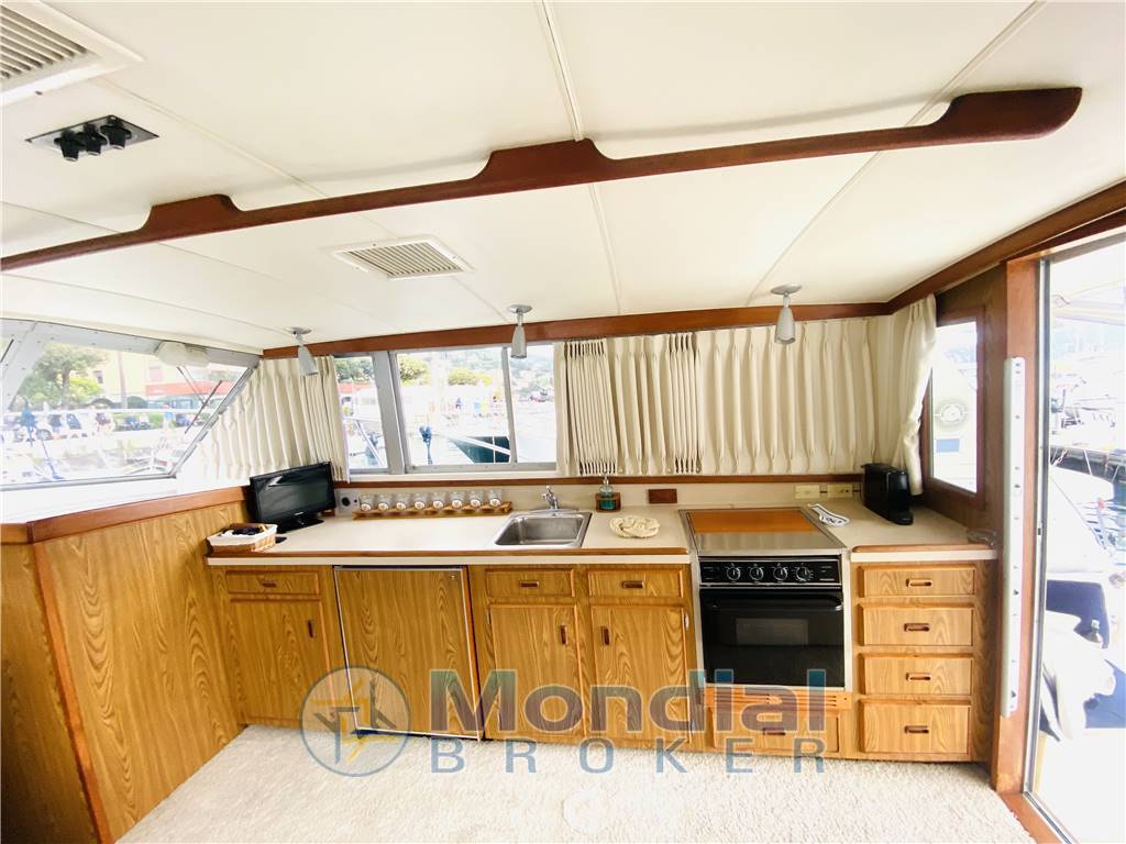 Bertram yacht 38 fly