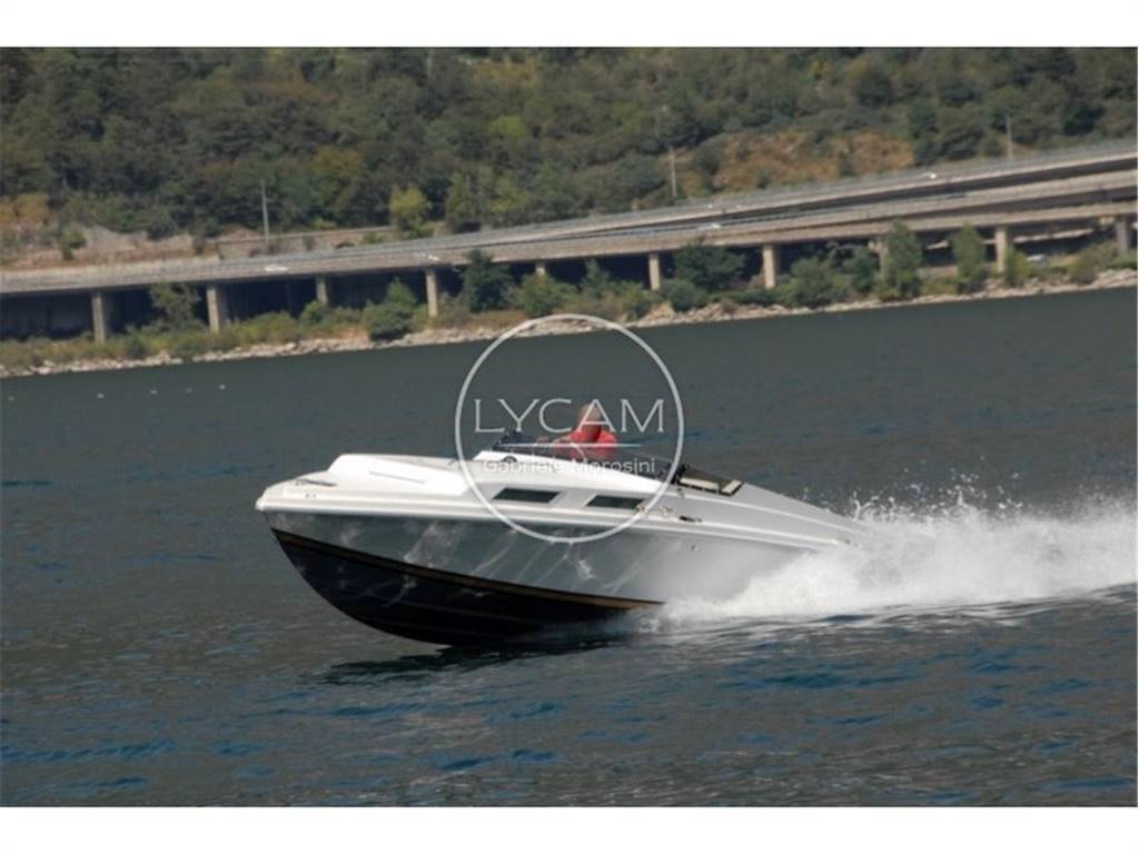 Magnum marine 27 sports sedan