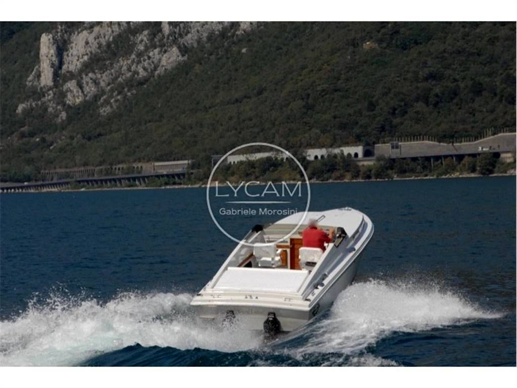 Magnum marine 27 sports sedan
