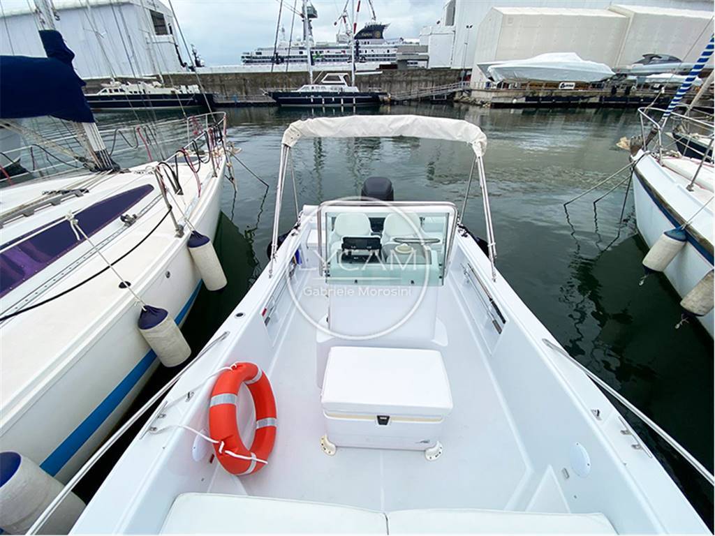 Chantier naval kelt White shark 215