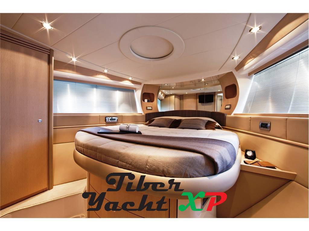 Pershing 50 - linea d'asse - barca in rimessaggi