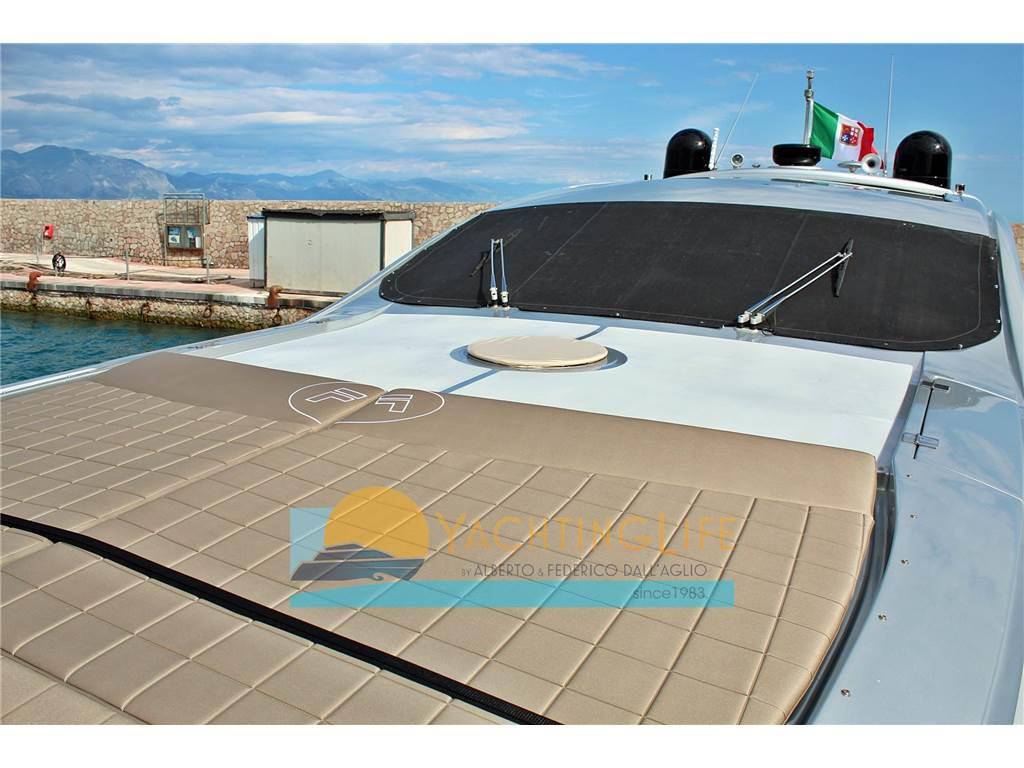 Pershing 76