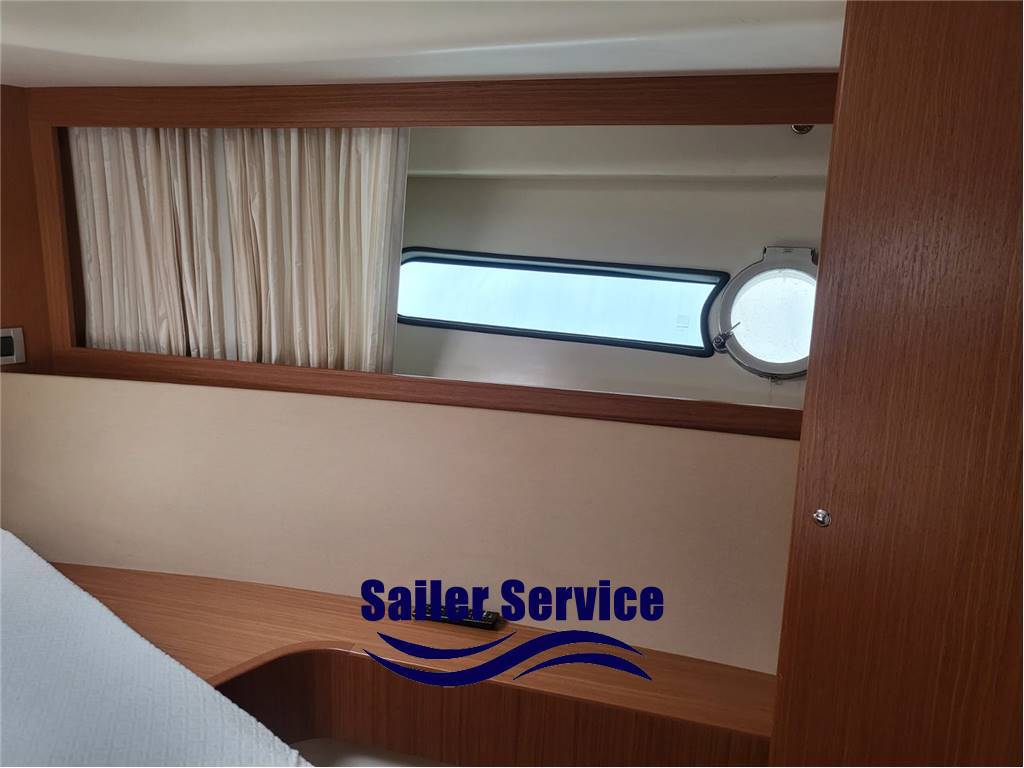 Ferretti 592