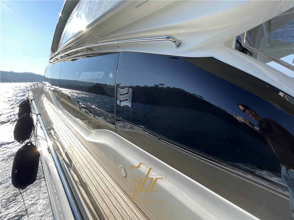 Ferretti yachts 700