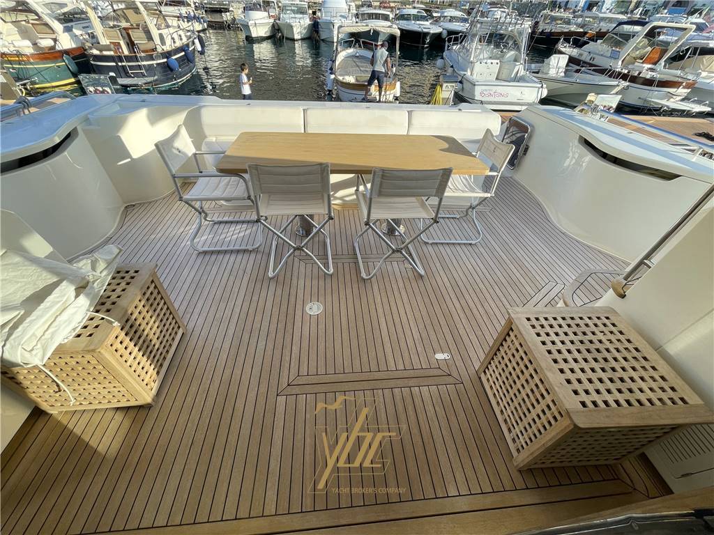 Ferretti yachts 700