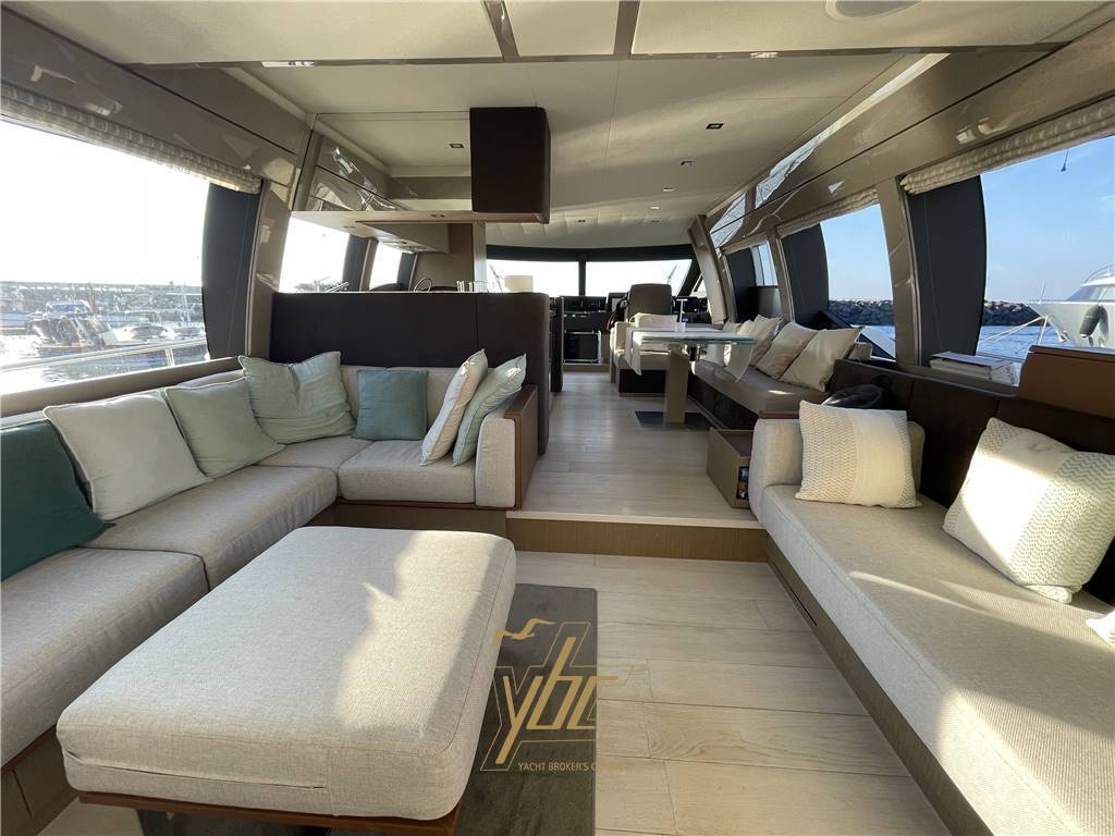 Ferretti yachts 700