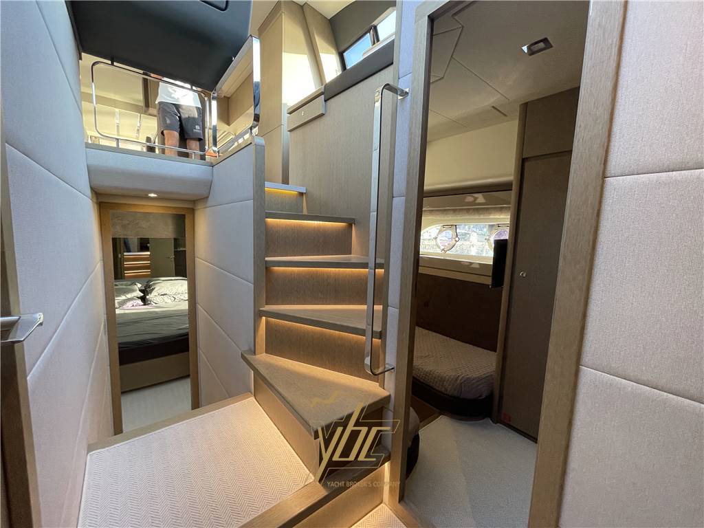 Ferretti yachts 700