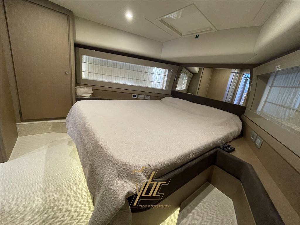 Ferretti yachts 700