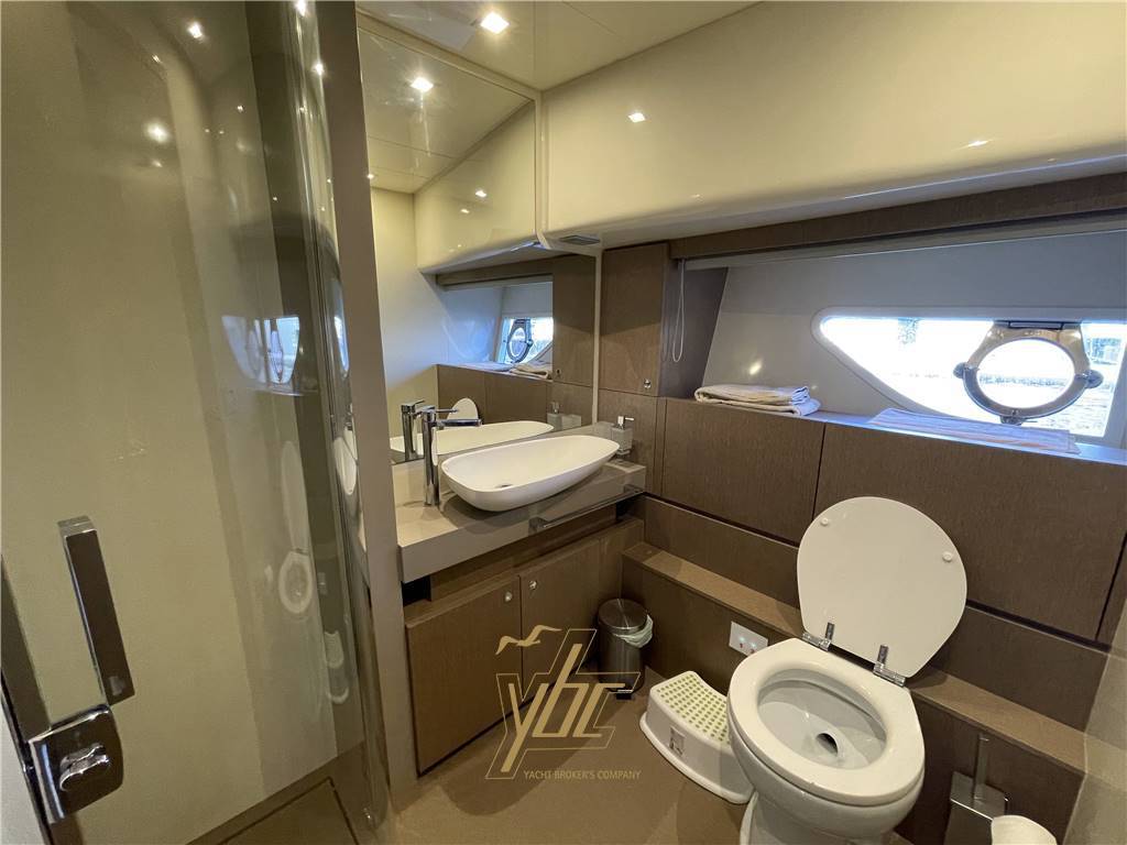 Ferretti yachts 700